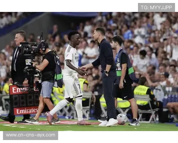 西甲争冠再反转：皇马重登榜首引发裁判争议讨论