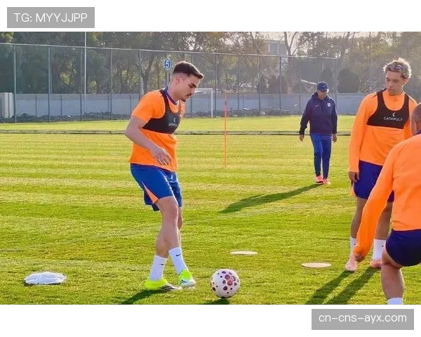 比赛结束后，两队外援带着孩子在场内嬉戏玩耍